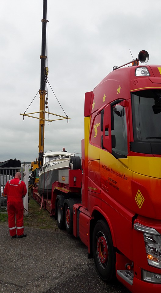 Jacht op trailer wordt te water gelaten.